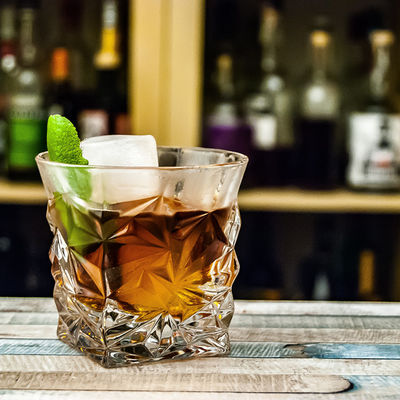 Новейший дизайн Электрическая машина для кубиков льда для продуктов питания Магазин напитков 120 кг 24 часа гостиницы